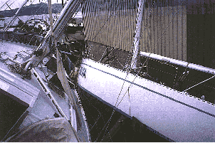 'Miranda V' tra un'altra imbarcazione e l'hangar del cantiere