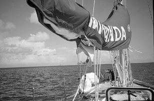 Costretti a navigare senza avvolgifiocco, si riscopre l’efficienza di uno yankee e della trinchetta.