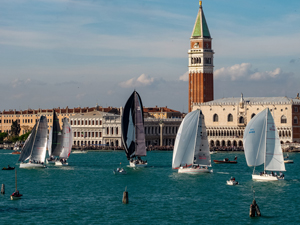 Veleziana: 250 barche
tra i canali di Venezia
