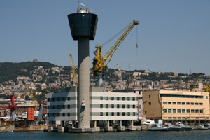 Genova: nave abbatte
la torre di controllo