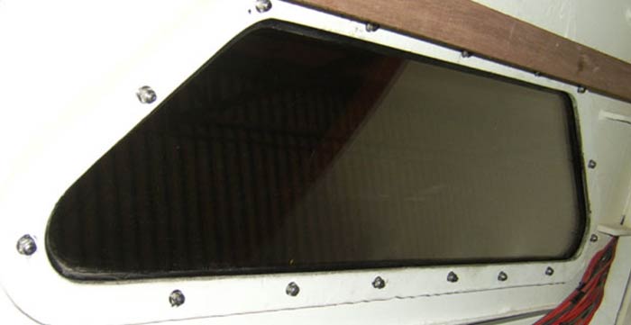 Oblò in plexiglass: ecco come fissarli