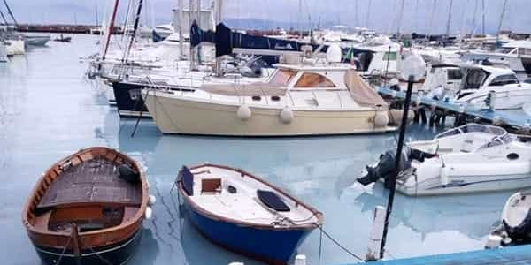 Inquinamento: a Mergellina
il mare è diventato bianco
