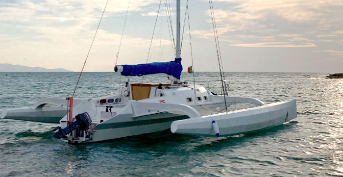 Un trimarano sotto il tetto