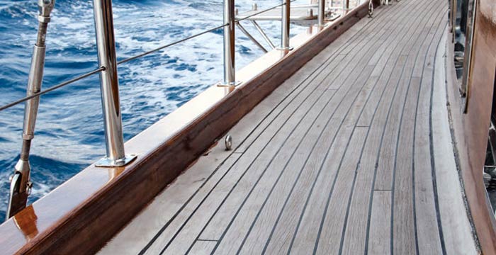 Un pensiero sulla coperta in teak