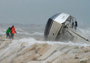 Barca a vela sugli scogli
quattro morti a Rimini