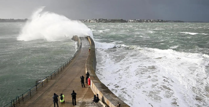 Tempesta Austen, 87 nodi in Bretagna