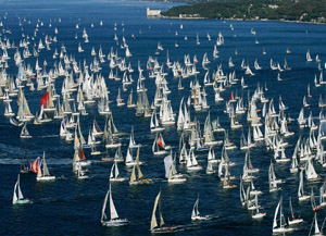 Flotta di vele a Trieste  
salpa la “Barcolana”