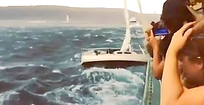 Nave a prua: accosta a dritta