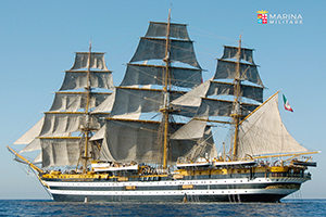 L'Amerigo Vespucci
spiega le vele