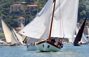 Vela d'epoca in festa
sul lago Maggiore