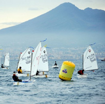 Flotta di Optimist
nel Golfo di Napoli